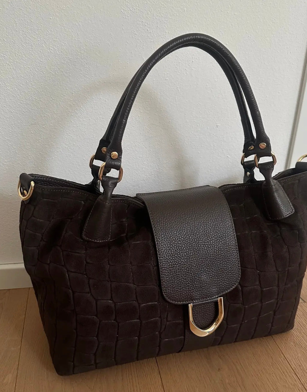 Valentina – Schultertasche aus Wildleder