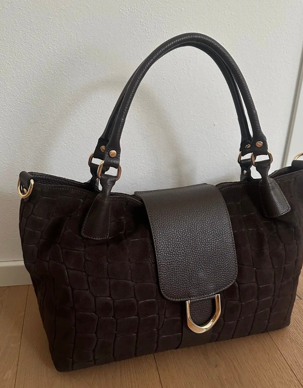 Valentina – Schultertasche aus Wildleder