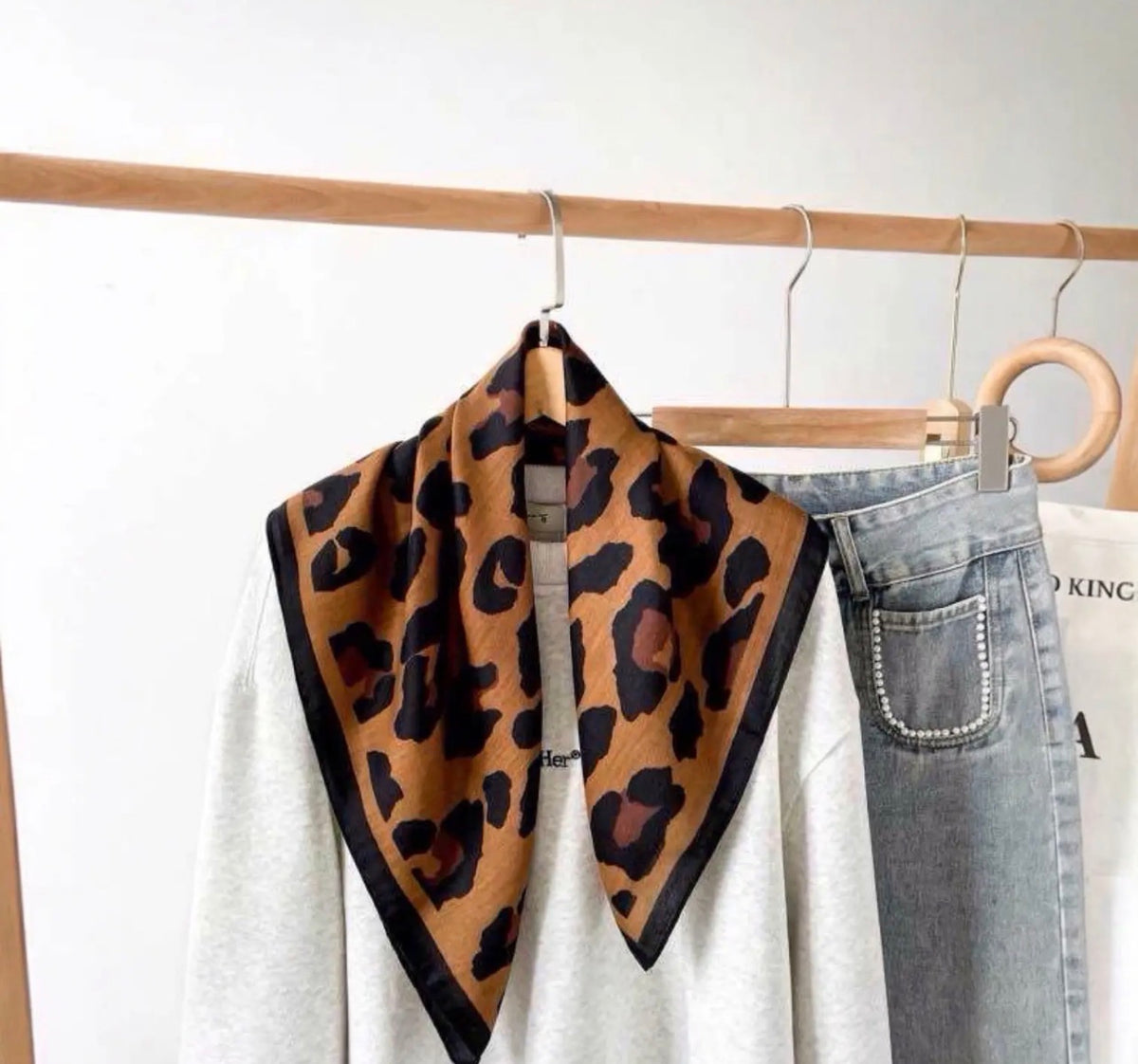 Leo Scarf – Caramel 🤎
