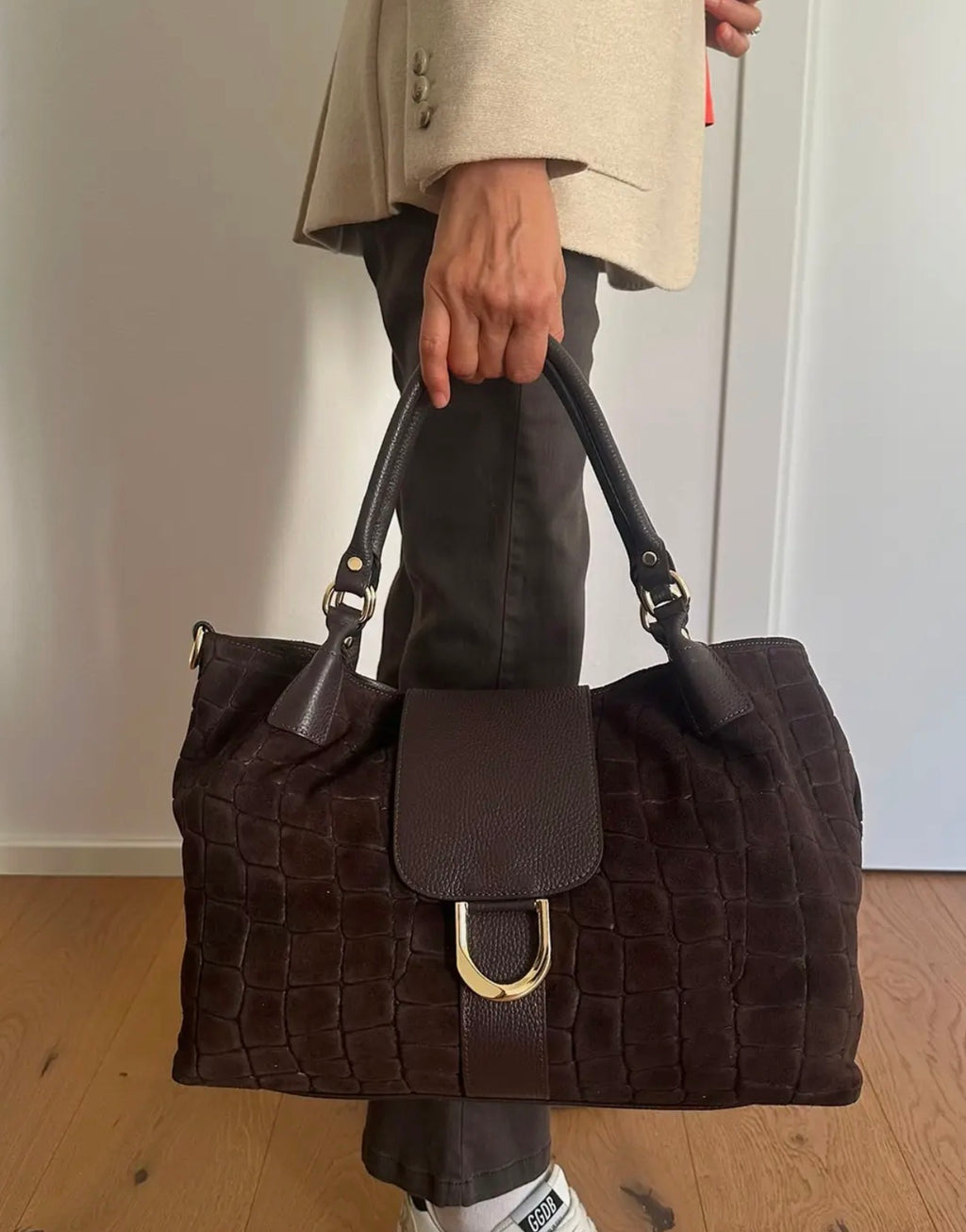 Valentina – Schultertasche aus Wildleder