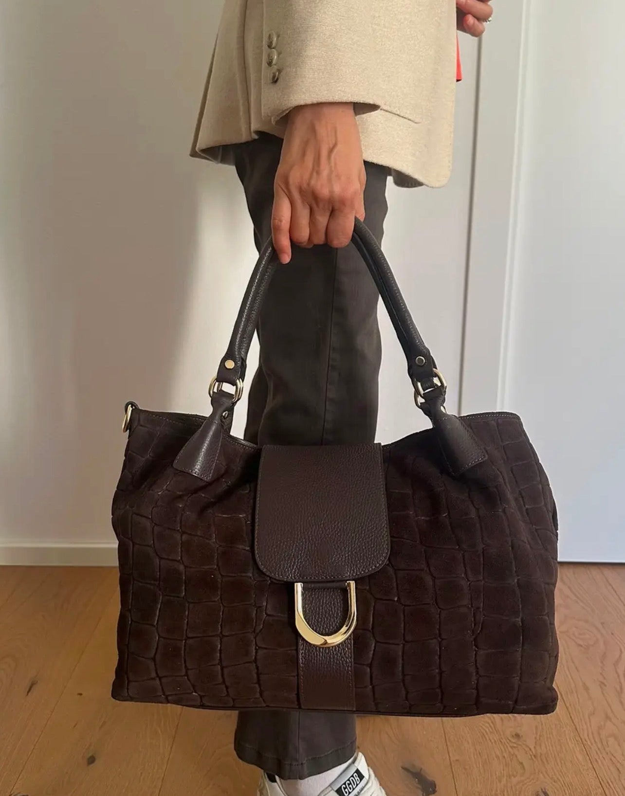 Valentina – Schultertasche aus Wildleder